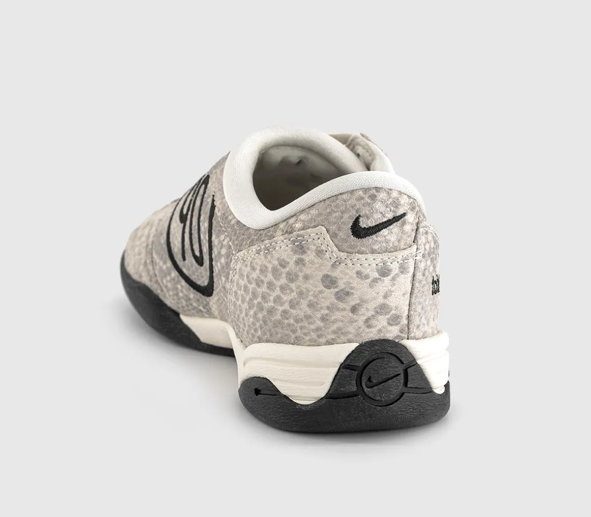 W T90 Trainers